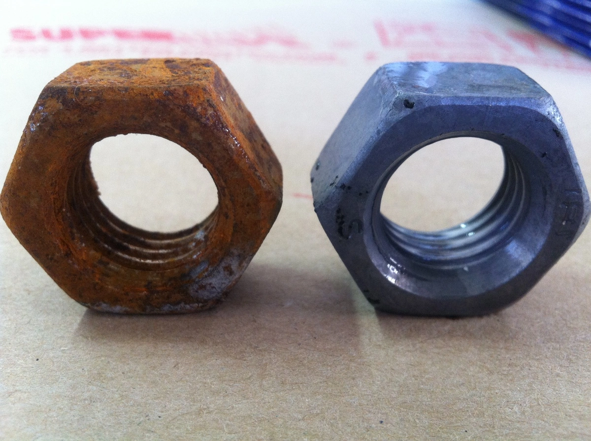 Dégraissant et dérochant surfaces métalliques